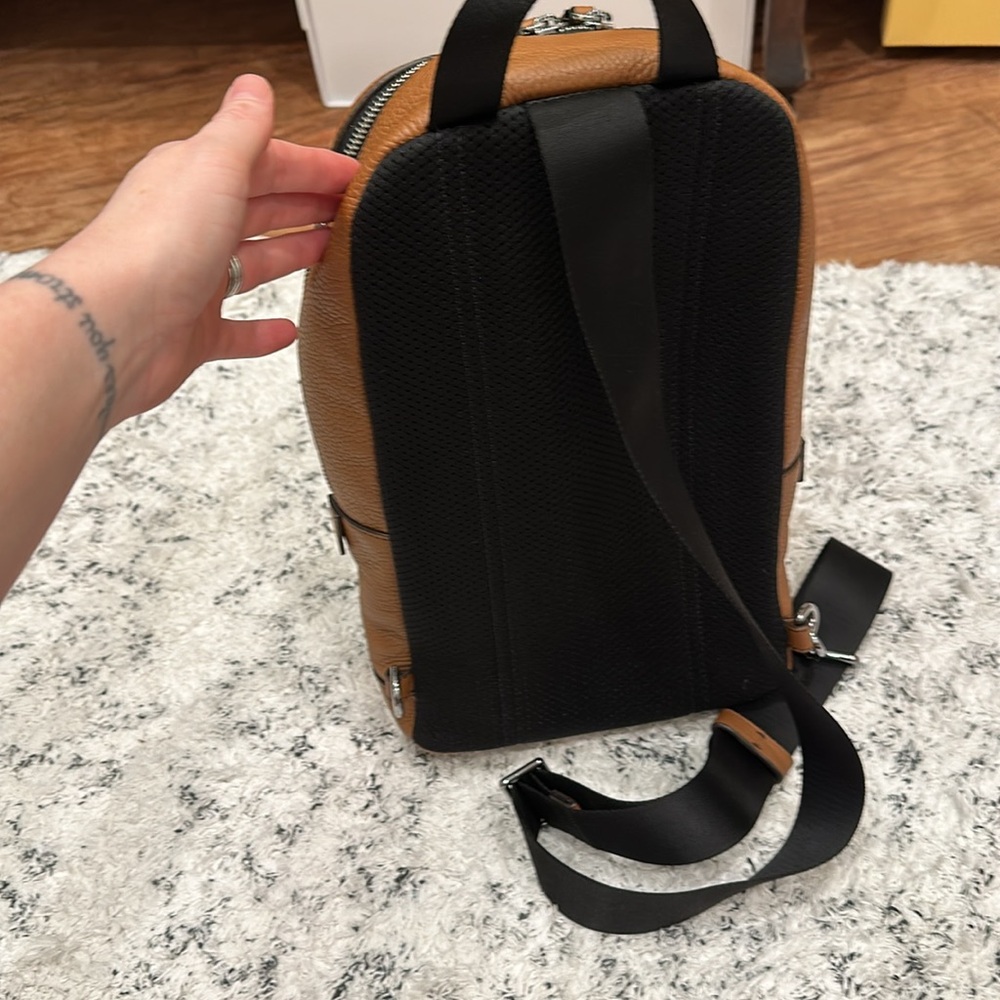 Michael kors sling back leather back pack LIKE NEW - Picture 2 of 5